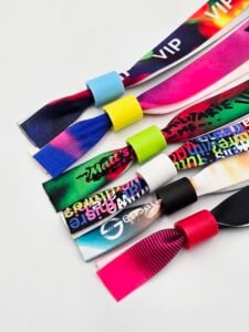Brațări textile personalizate cu inel autoblocant din plastic